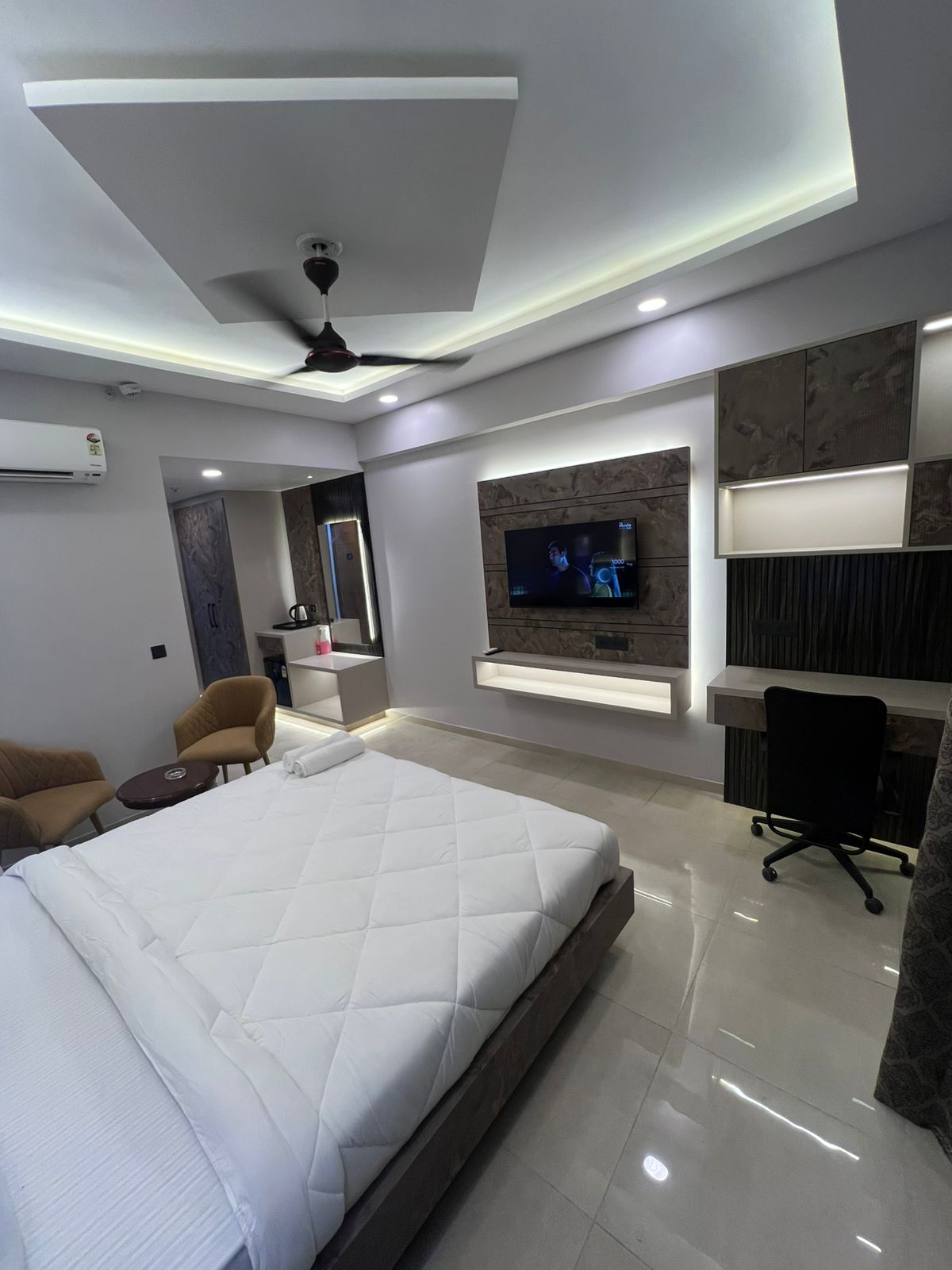 Hero fallback: Room view